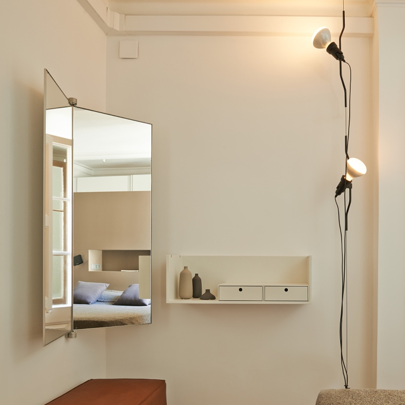 Verstelbare vloerlamp in een moderne kamer