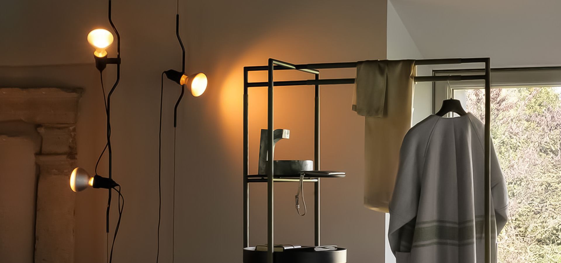 Lineaire industriële LED vloerlamp in interieursetting