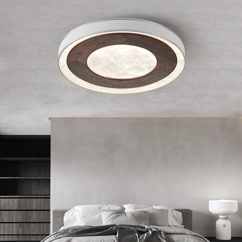 Plafoniera a LED in acrilico color noce installata in una camera da letto.