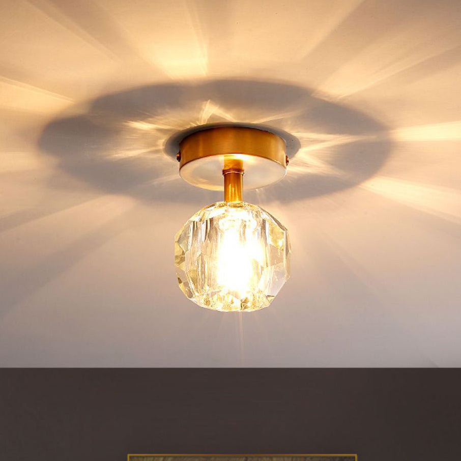 Geïnstalleerde plafondlamp van koperglas met zichtbaar lichteffect.