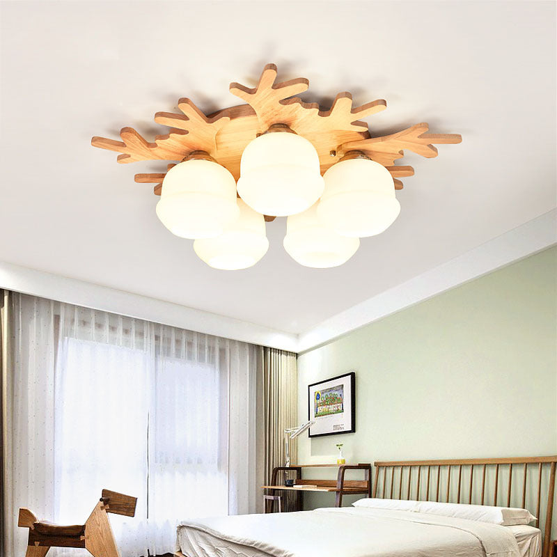 Beleuchtete, halb eingelassene Deckenleuchte über einem Schlafzimmer