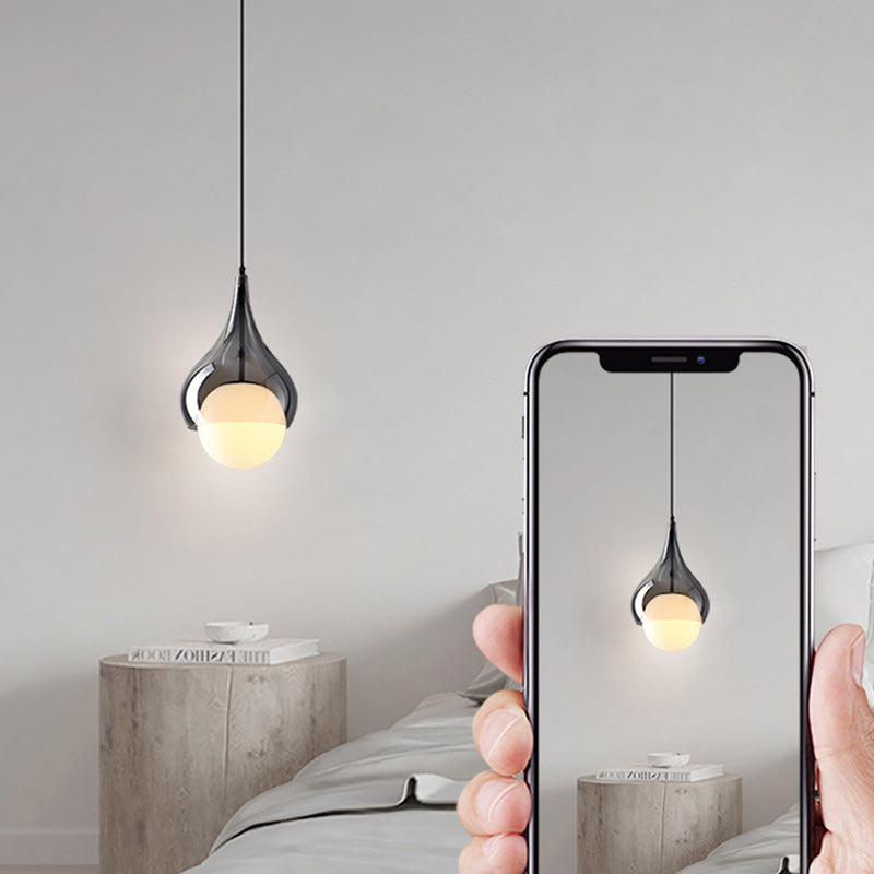 Hanglamp in de vorm van een waterdruppel in een kamer met ingebouwde telefoon (visuele weergave)
