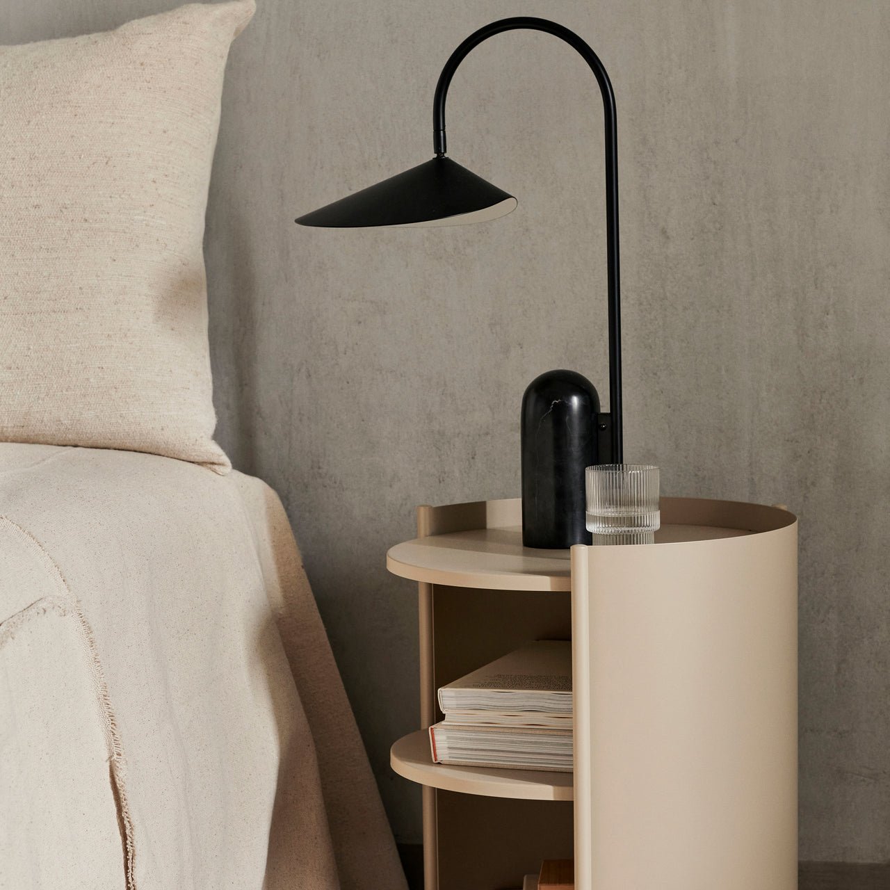 Schwarze Lampe auf dem Nachttisch