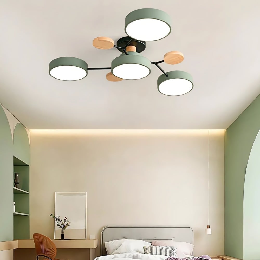 Scandinavische plafondlamp met takken, geïnstalleerd in een slaapkamer.