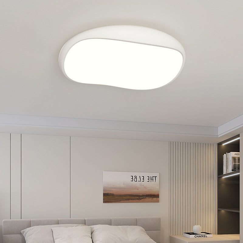 Plafoniera a LED bianca irregolare installata in una camera da letto