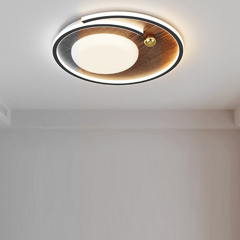 Plafoniera rotonda con finitura in legno installata in una stanza semplice