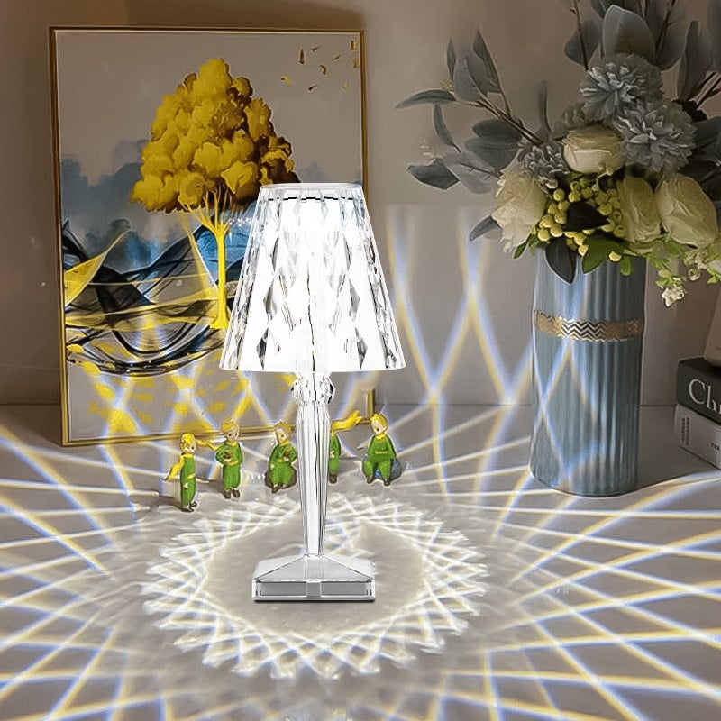 Lampada che crea un luminoso motivo di proiezione all'interno