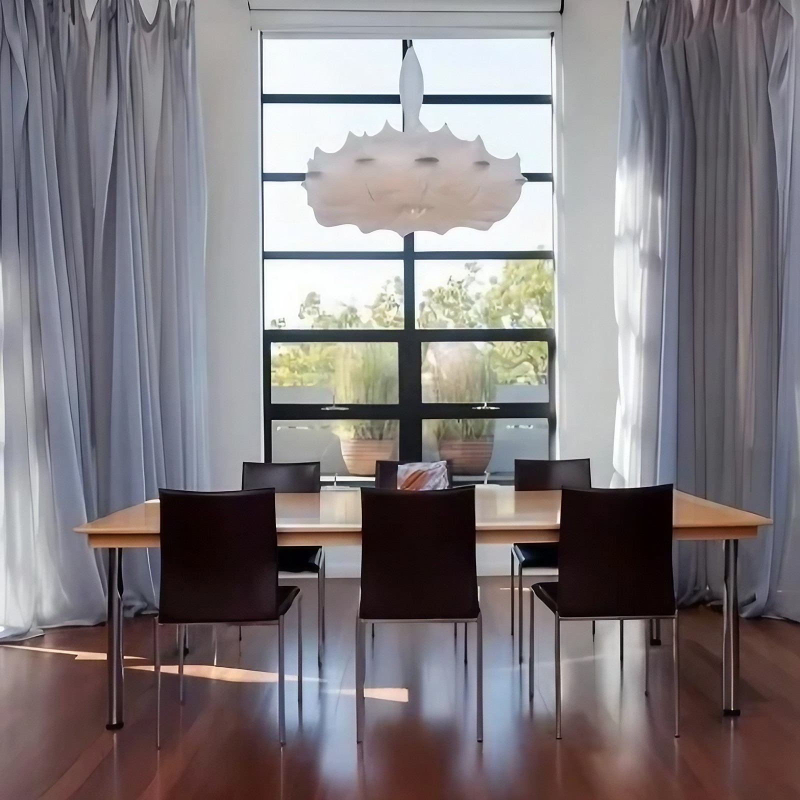 Lampadario a bozzolo al centro della sala da pranzo.