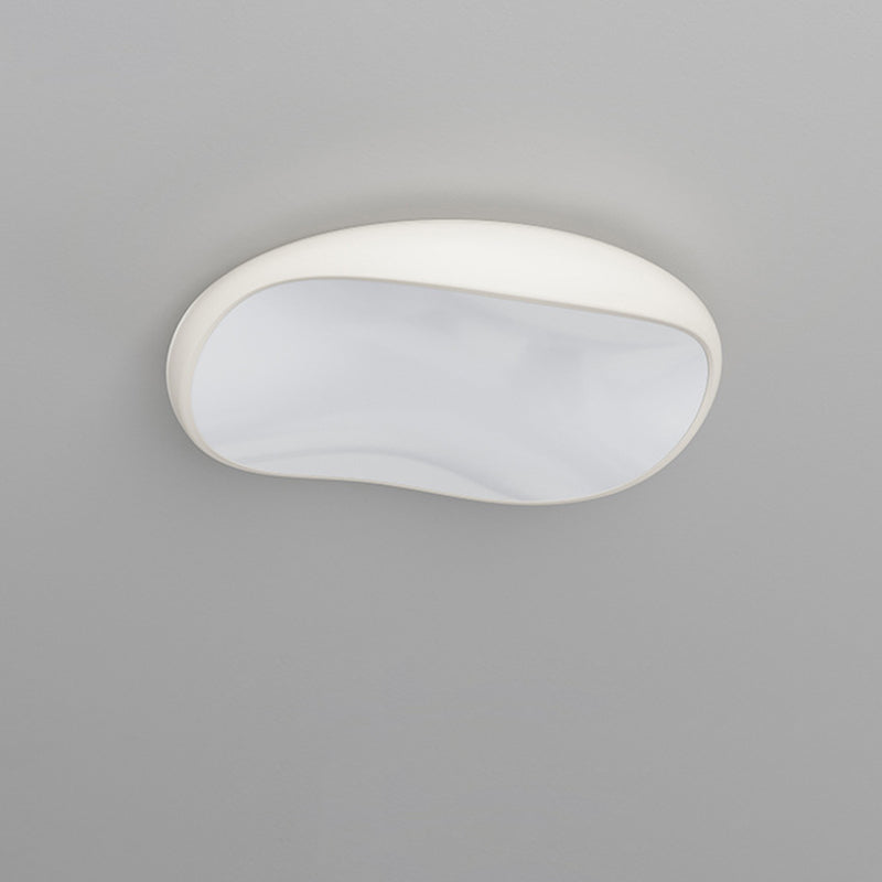 Vista ravvicinata del diffusore in acrilico e della forma irregolare della plafoniera bianca.