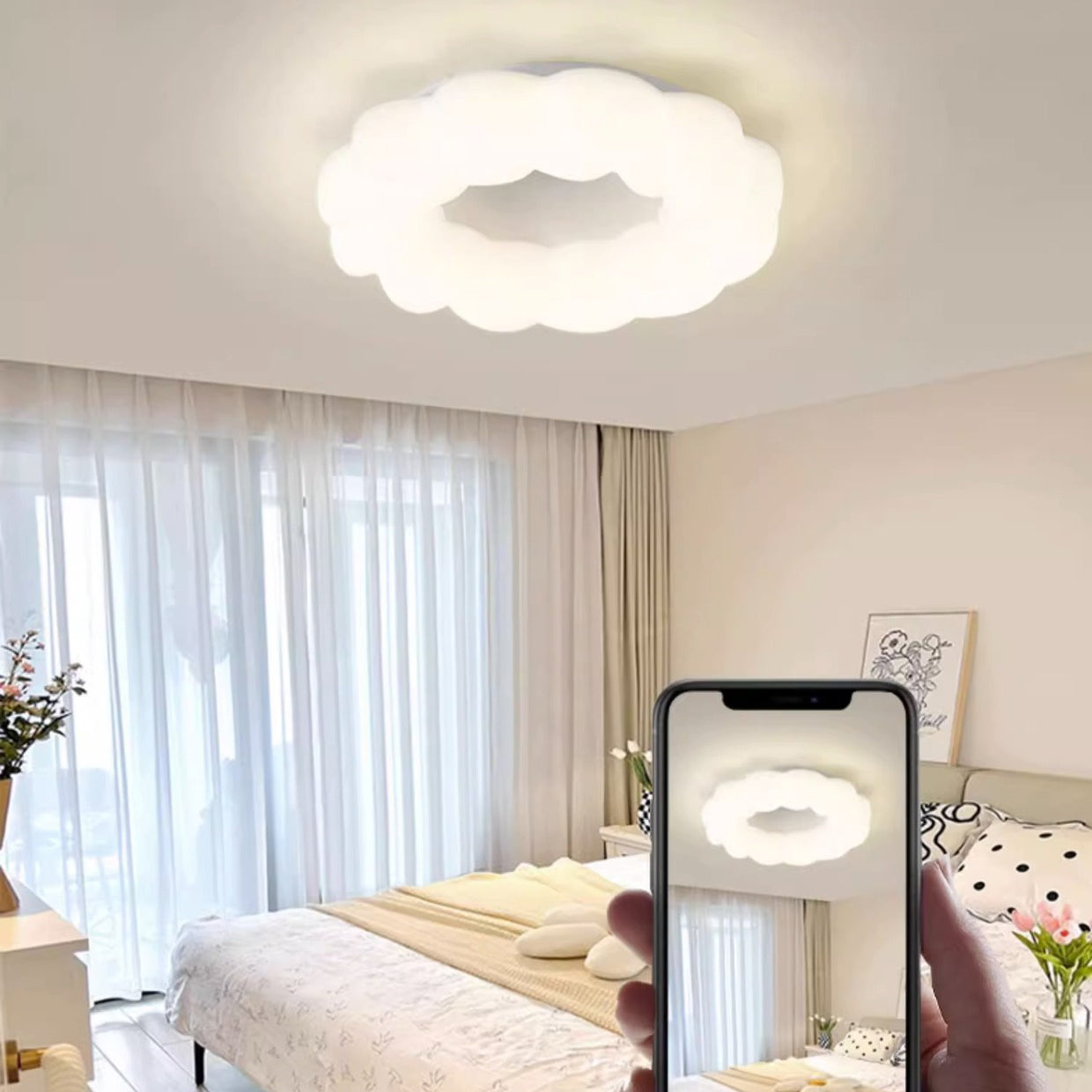 Scena in camera da letto con luce a soffitto e sovrapposizione dello schermo del telefono.