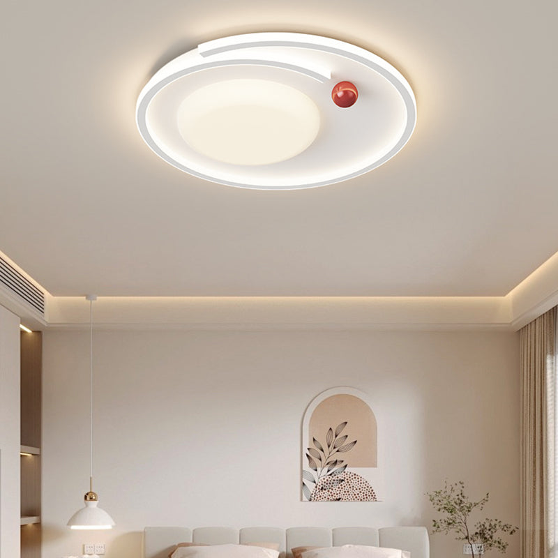 Plafoniera rotonda a LED installata sopra una zona camera da letto