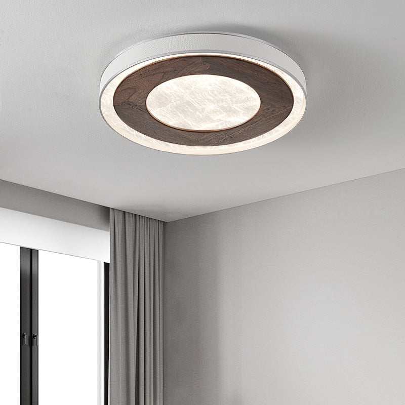 Plafoniera LED rotonda in noce installata in un angolo luminoso della stanza.