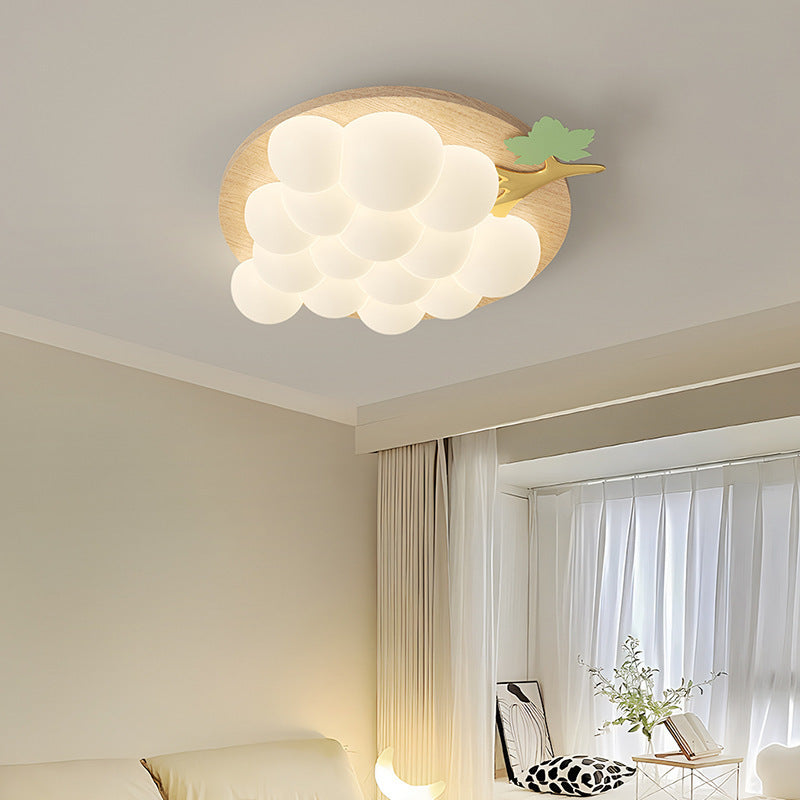 Lampadario a sospensione a forma di uva, installato in camera da letto o in soggiorno.