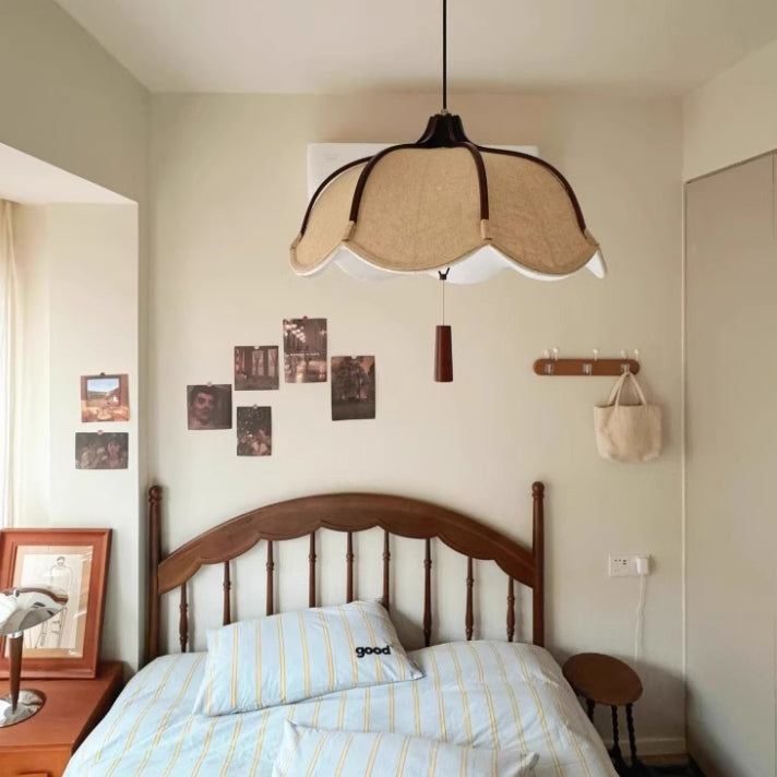Suspension lumineuse installée au-dessus d'un lit dans une scène de chambre