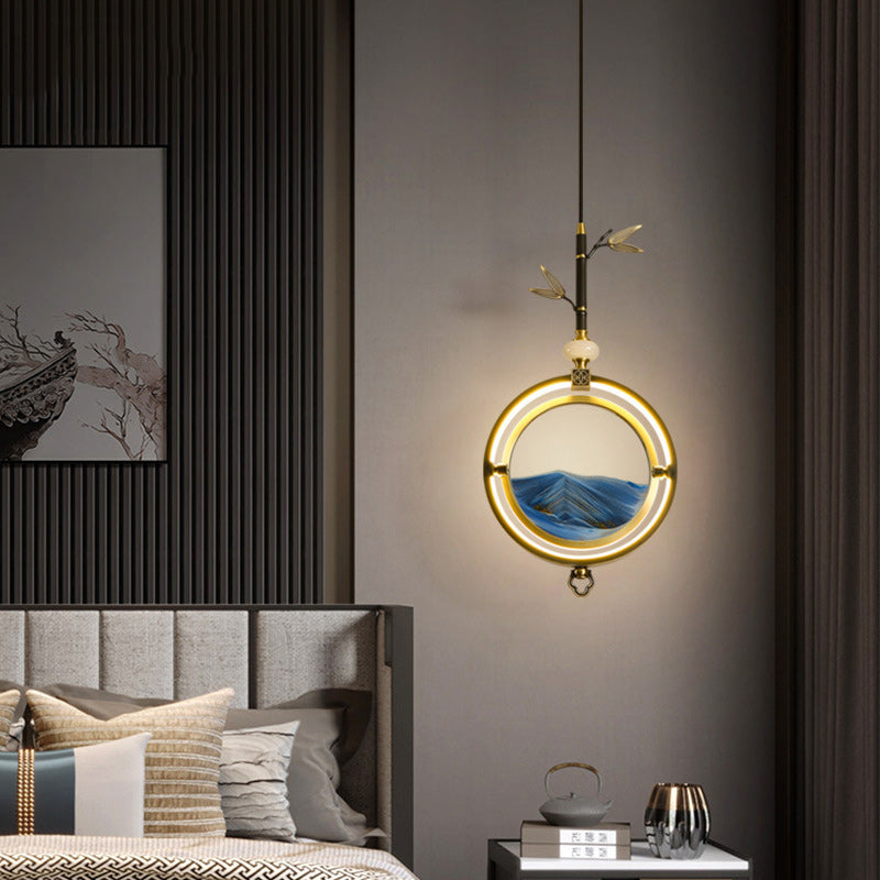 Lampadario a sospensione nero installato vicino a una parete della camera da letto.