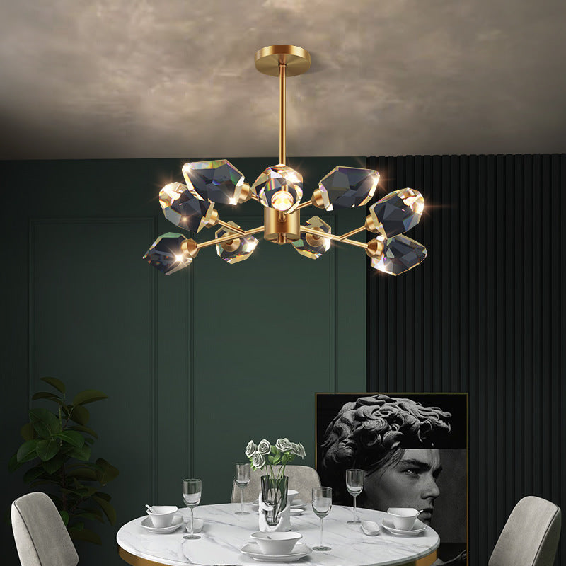 Ein Kronleuchter aus Kristallblöcken hängt über einem Esstisch in einem nachgestellten Interieur.