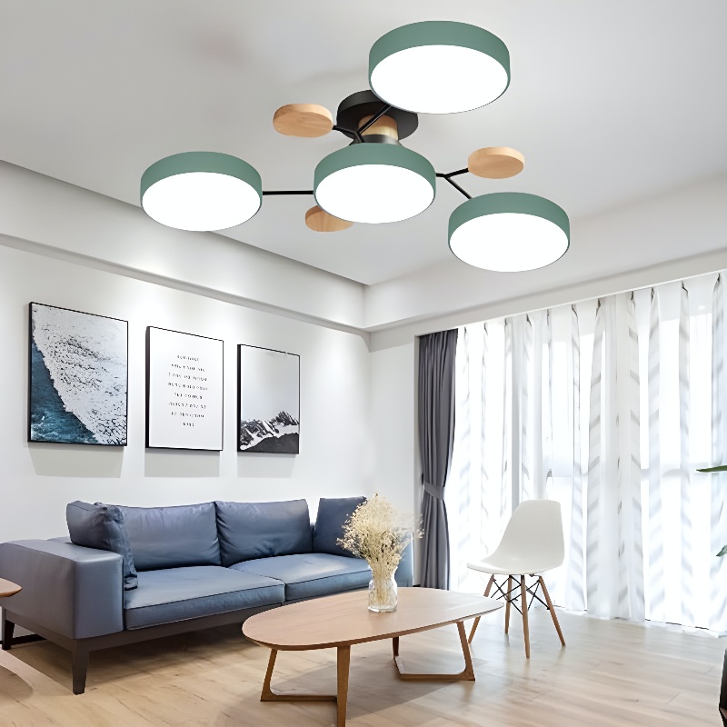 Scandinavische plafondlamp met takken in een moderne woonkamer.