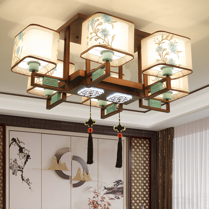 Chinese kroonluchter met zes lampen in een fraai gedecoreerd interieur.