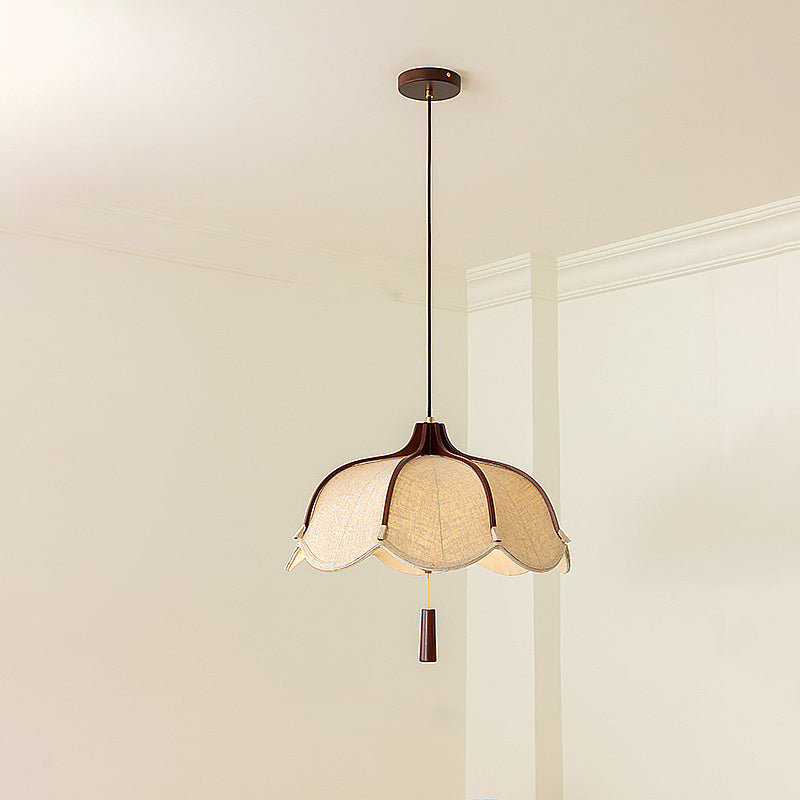Suspension vintage centrée dans une pièce propre