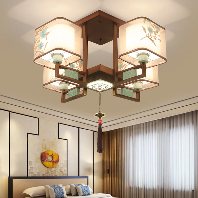 Een Chinese kroonluchter met vier lampen in een slaapkamerachtige kamer.