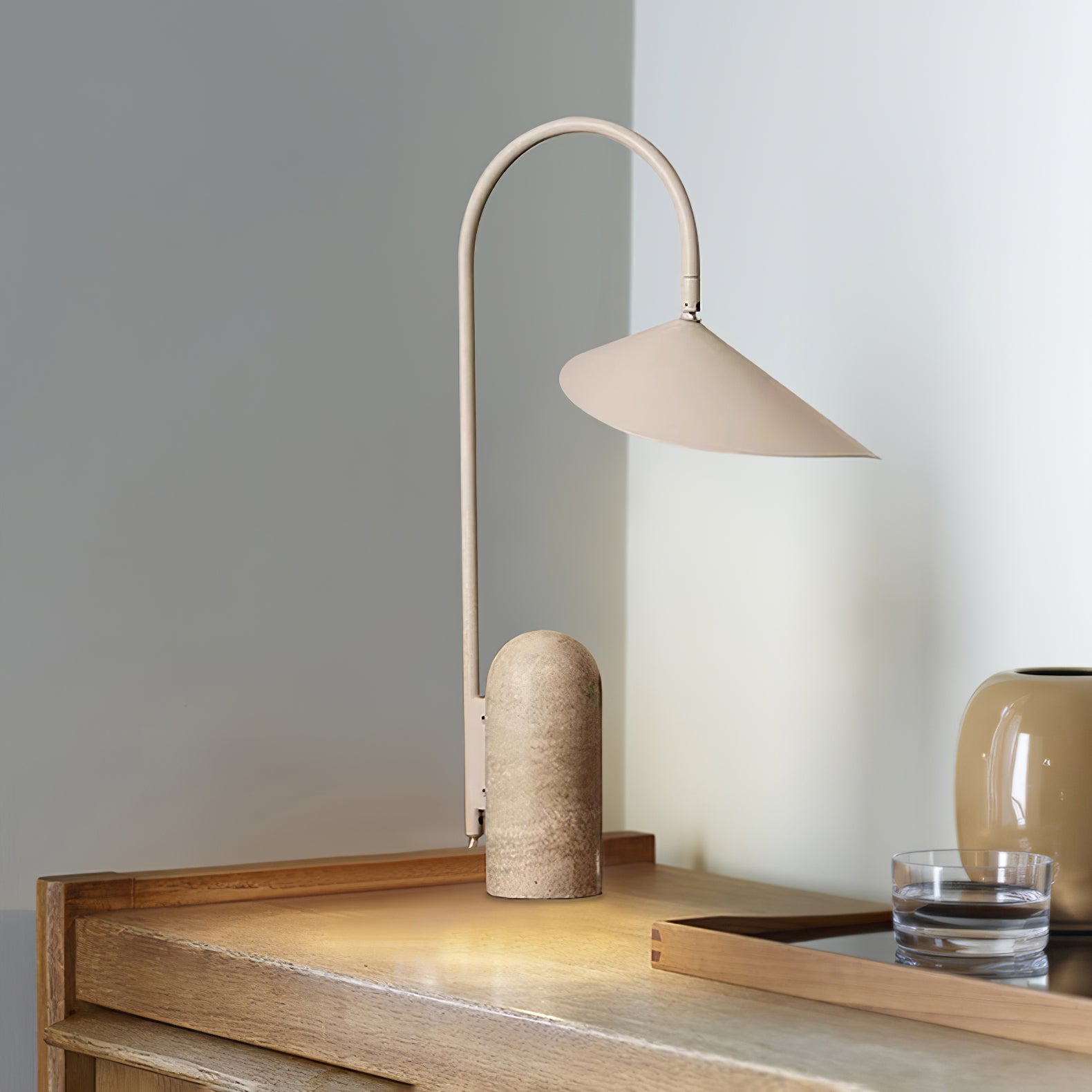 Eine Kaschmirlampe steht auf einem Holztisch.