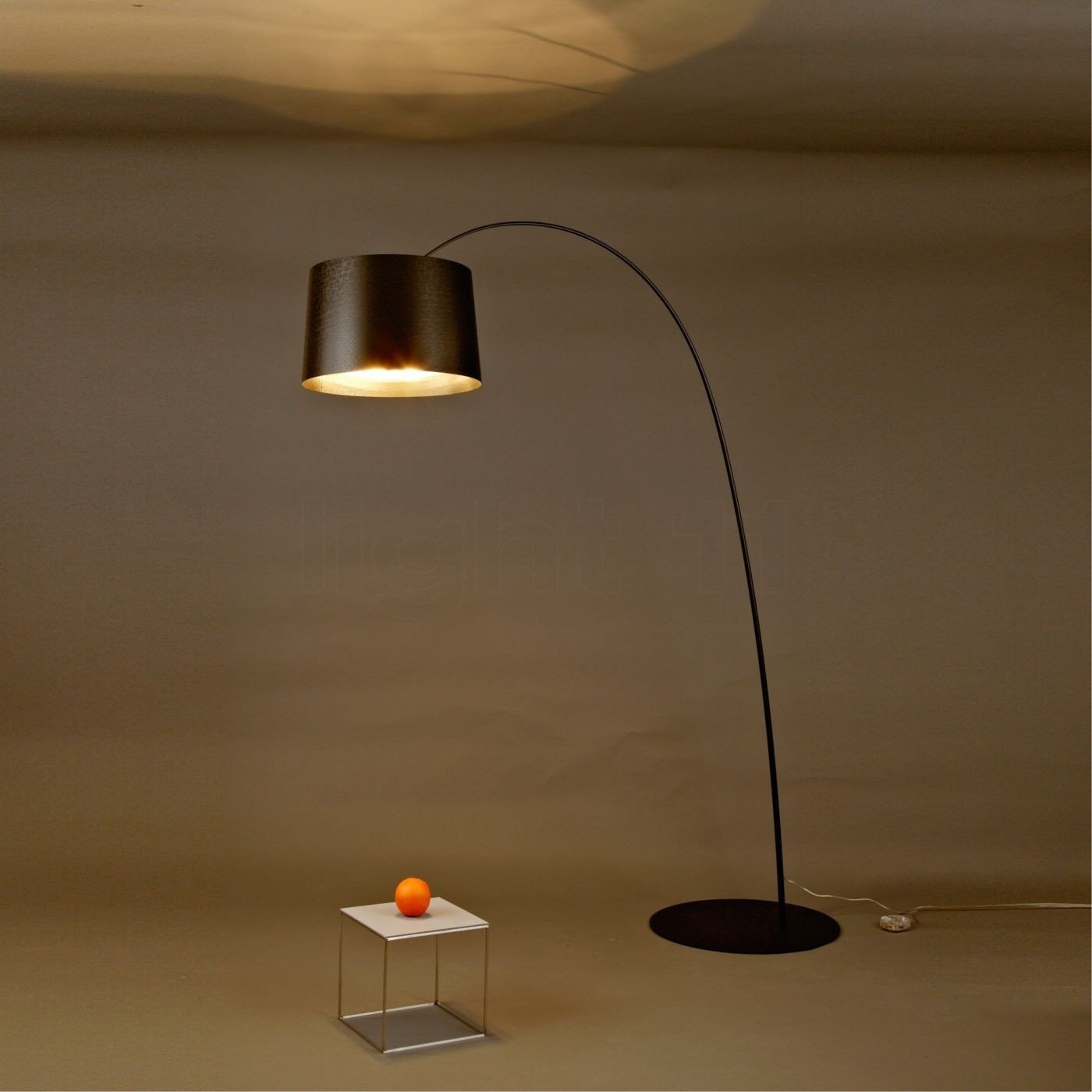 Lampadaire mince et lumineux à l'ambiance tamisée
