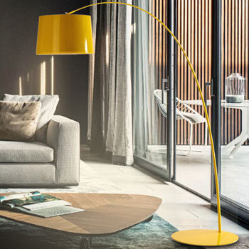 La lampe sur pied Atmospheric Slim, variante jaune, dans une pièce.