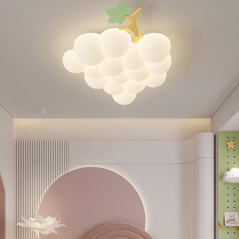 Lampadario a soffitto con motivo a uva illuminata in una camera da letto.