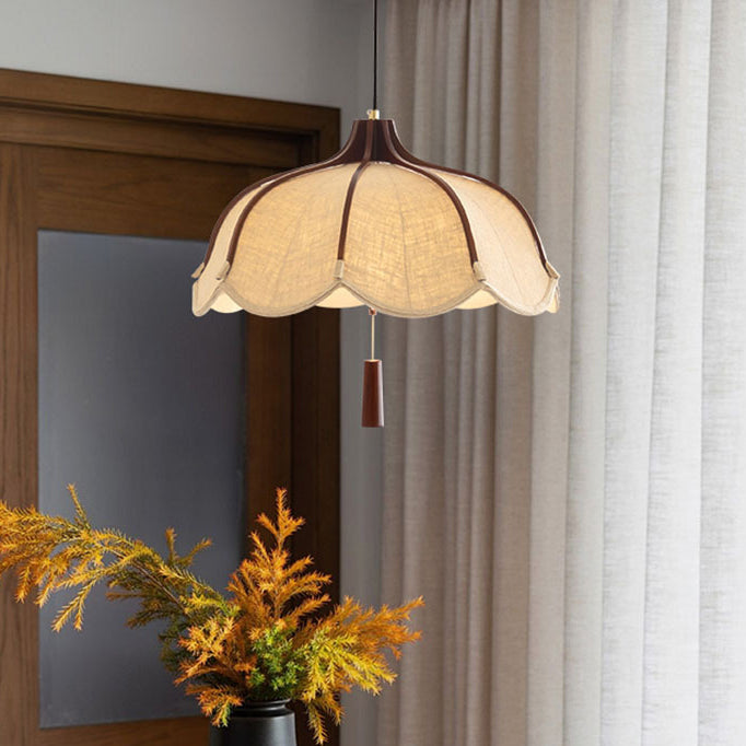 Suspension en tissu dans une pièce avec rideaux et décoration