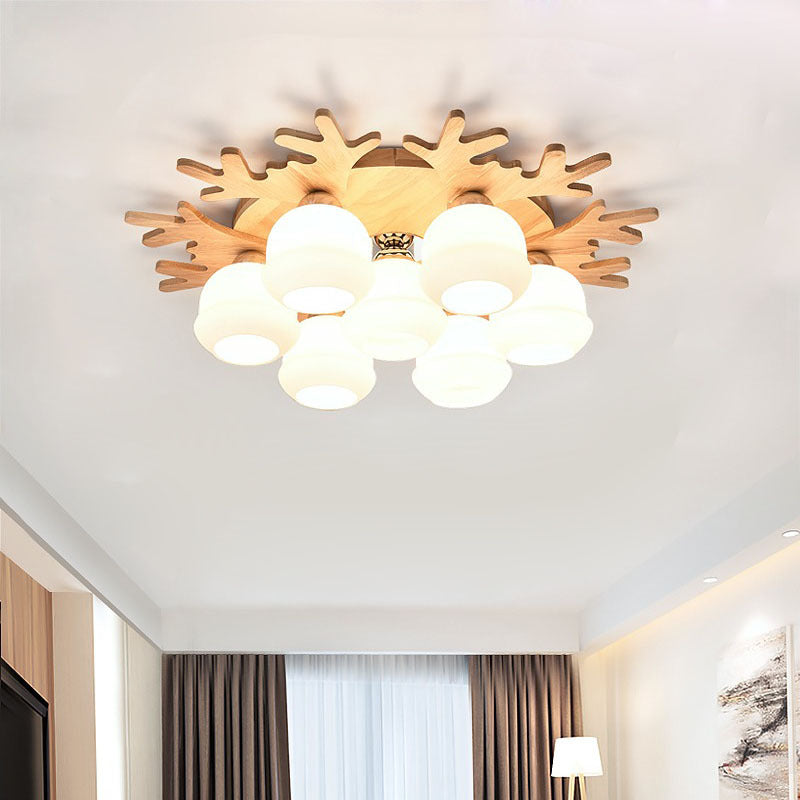 Siebenflammige, geweihförmige Deckenleuchte über einem Schlafzimmer