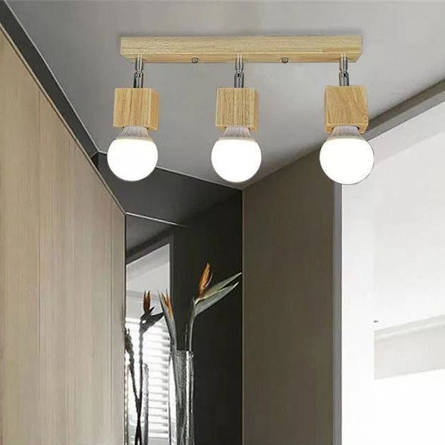 Een halfinbouwlamp met drie lampen van hout in een modern interieur.