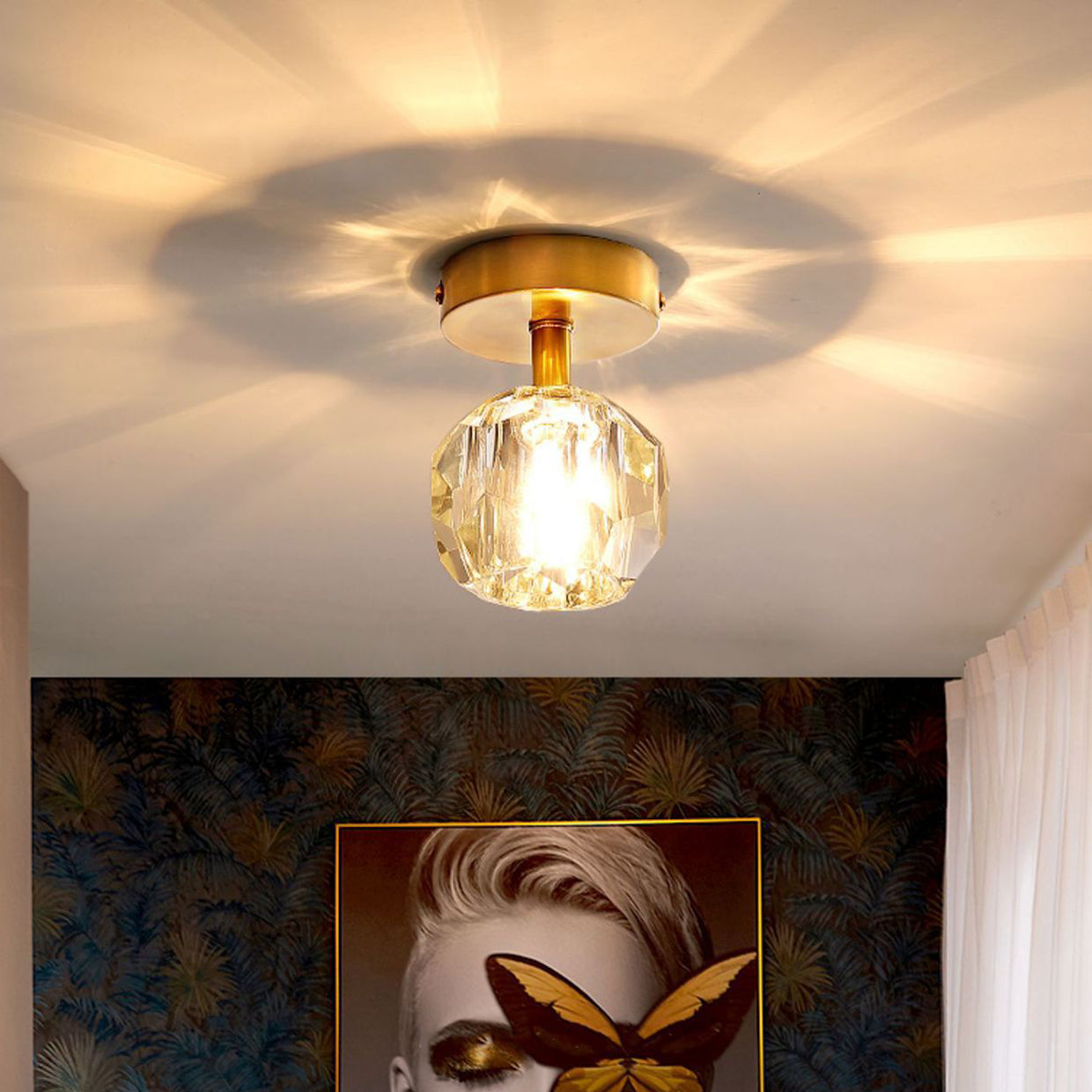 Gouden plafondlamp met halfverzonken montage boven wanddecoratie.
