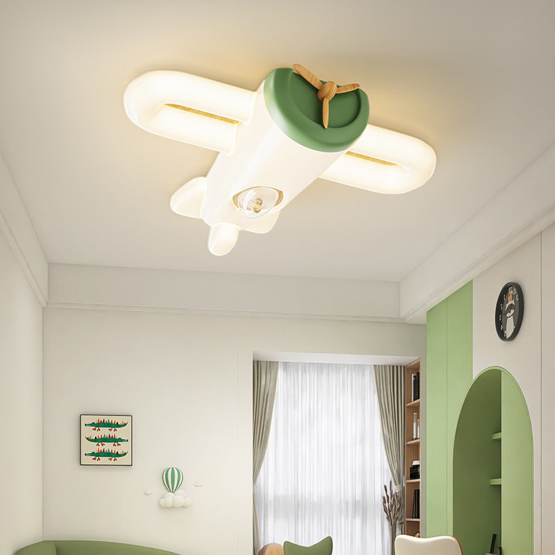 Plafoniera a incasso a forma di aereo installata sopra i mobili della camera da letto.