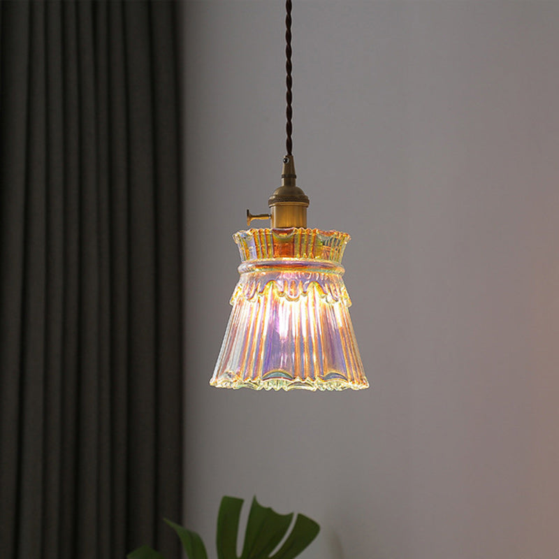 Een verlichte glazen hanglamp in een woonkamer.