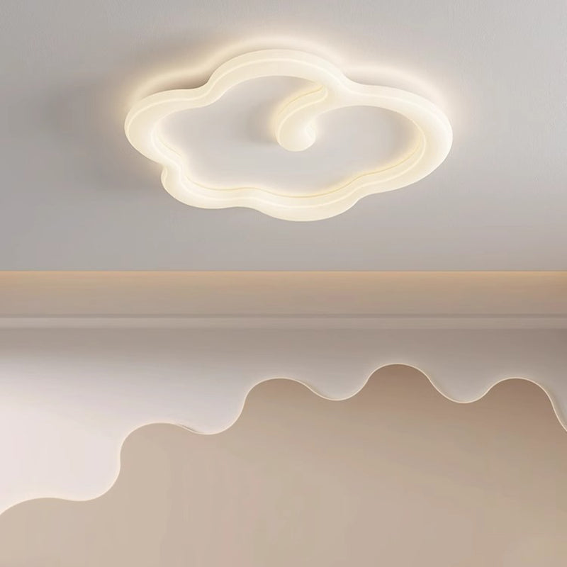 Plafoniera a forma di nuvola singola sopra una parete decorativa.