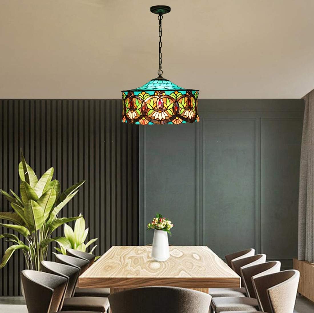 Een kroonluchter van Tiffany boven een eettafel.