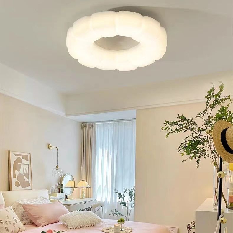 Scena di camera da letto in stile lifestyle con lampadario a soffitto a forma di nuvola.