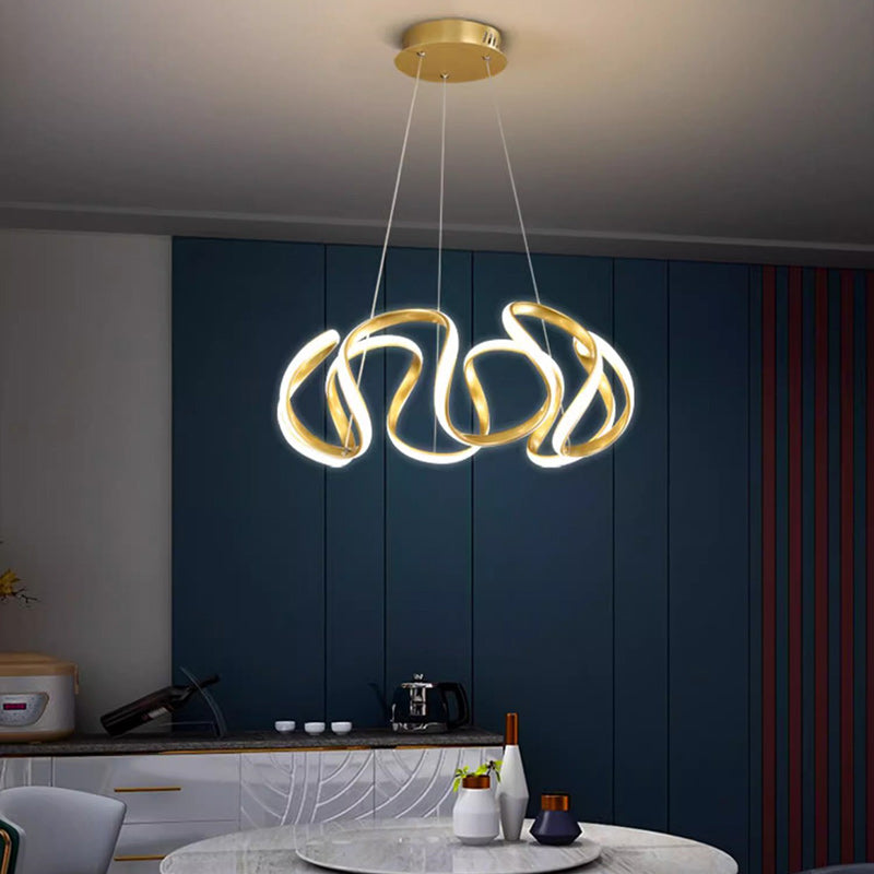 Lampadario dorato in un'altra sala da pranzo.