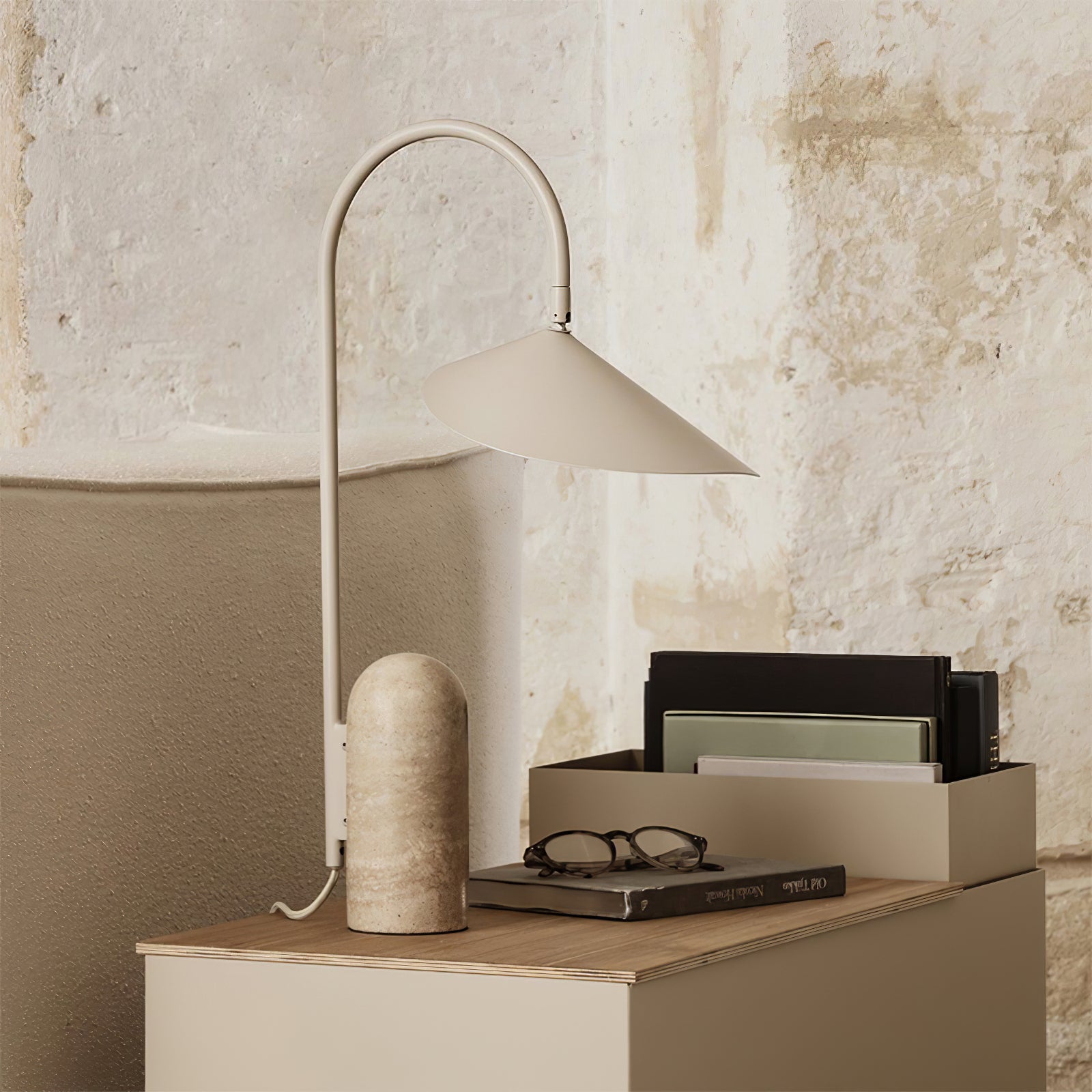 Kaschmirlampe auf einem Schrank mit Büchern