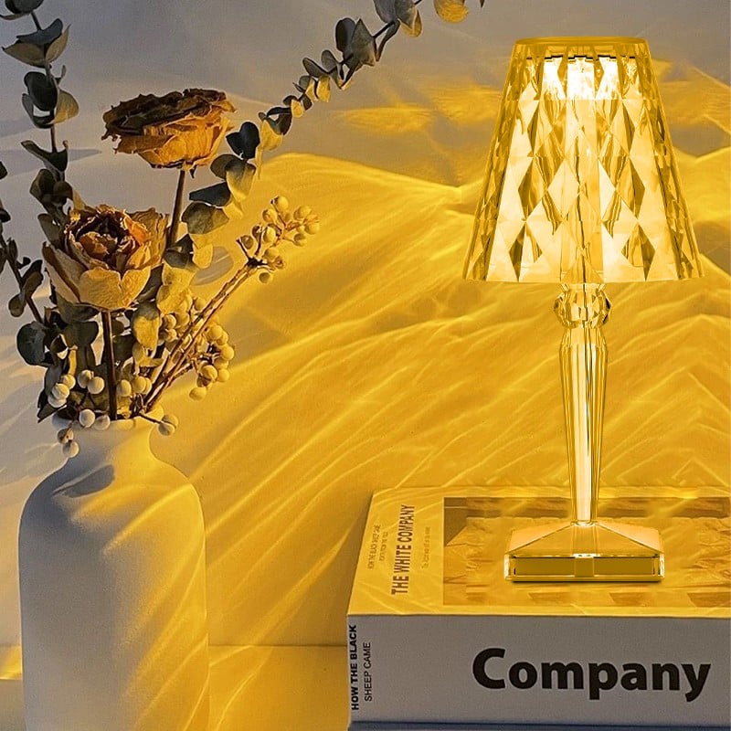 Lampada che proietta un motivo di luce dorata con accessori da tavolo