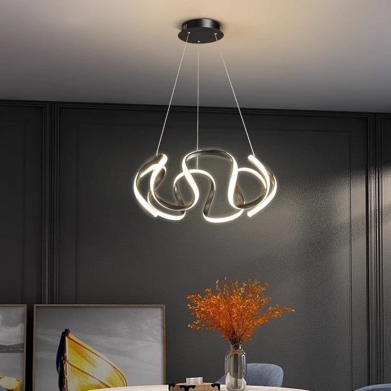 Lampadario nero illuminato all'interno della sala da pranzo
