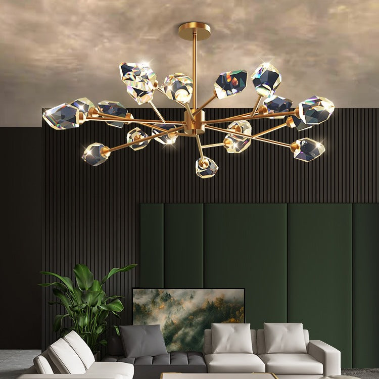 Breiter goldener Kristalllüster in einem modernen Wohnzimmer