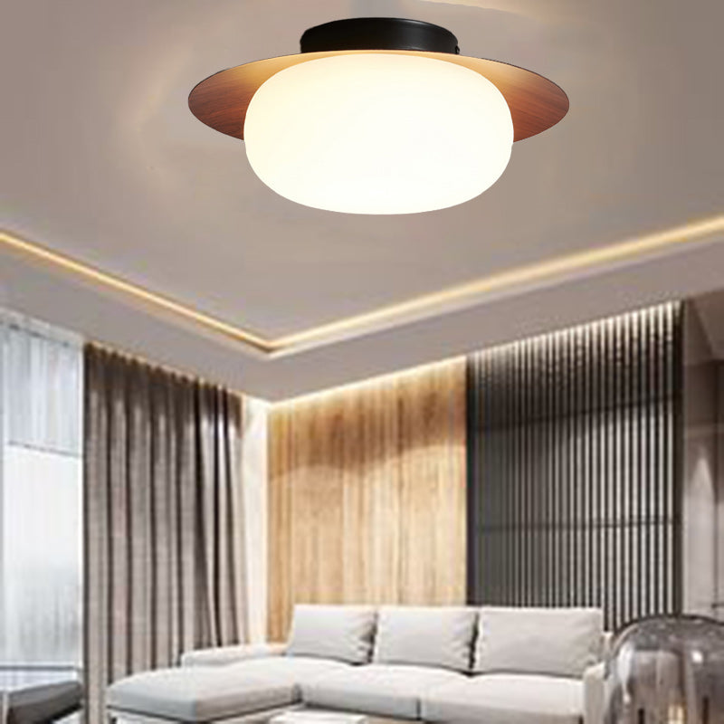 Plafoniera a LED rotonda in stile giapponese installata sopra i posti a sedere.
