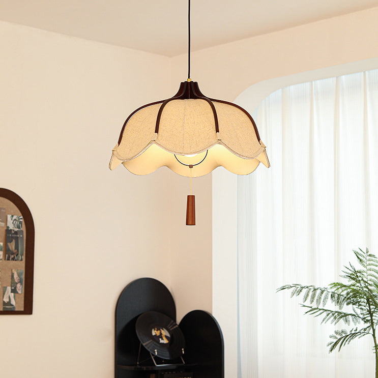 Suspension lumineuse près d'une fenêtre et de meubles dans un intérieur lifestyle