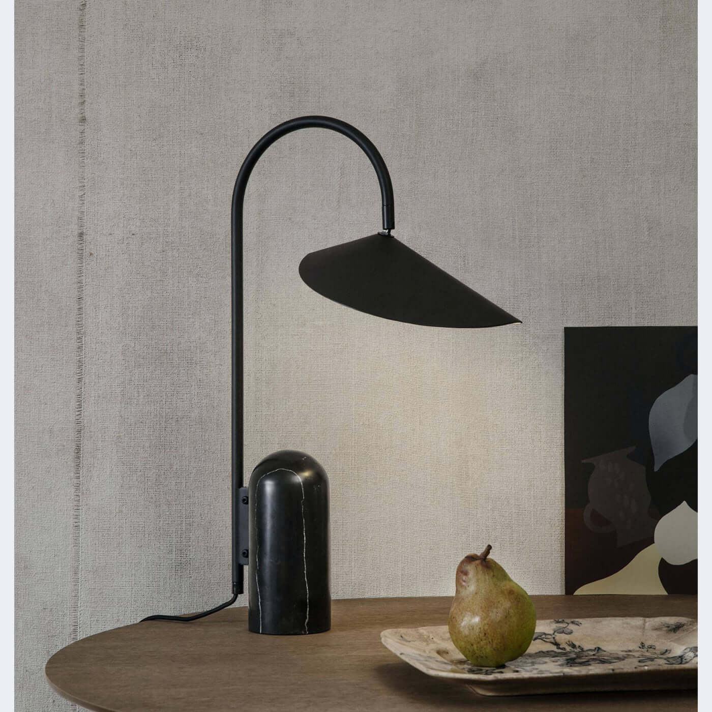 Schwarze, konische Tischlampe mit Dekoration