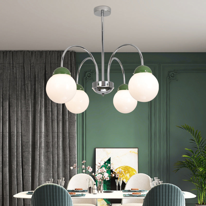 Groene bolvormige kroonluchter in een eet- en woonkamer.