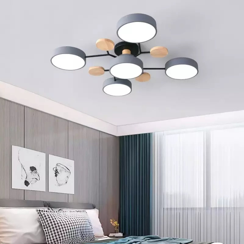 Scandinavische plafondlamp met takken boven een bed