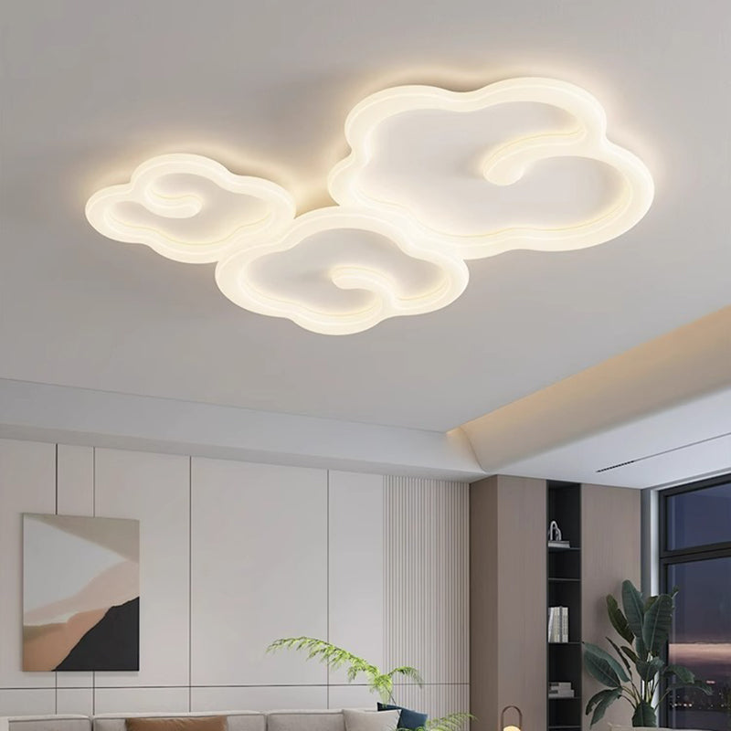 Due lampade a soffitto a forma di nuvola in soggiorno
