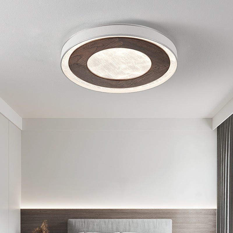 Lampadario rotondo installato sopra una scena di una stanza moderna