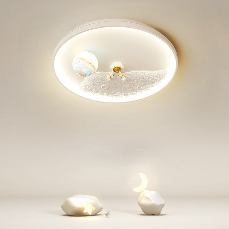 Scena minimalista in camera con lampada a soffitto a forma di astronauta.